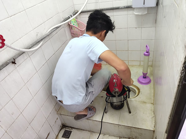 齐齐哈尔管道堵塞冒臭气 专业师傅现场解决问题