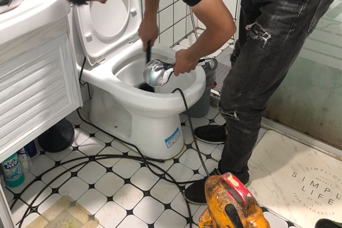 齐齐哈尔马桶堵塞自己疏通还是找师傅？专业上门服务让你省时更省心